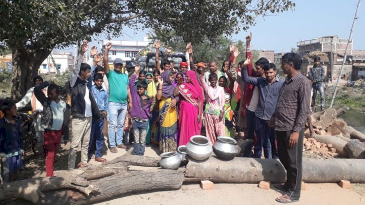 शेखपुरा के अबगिल में पेयजल समस्या को लेकर ग्रामीणों ने किया सड़क जाम
