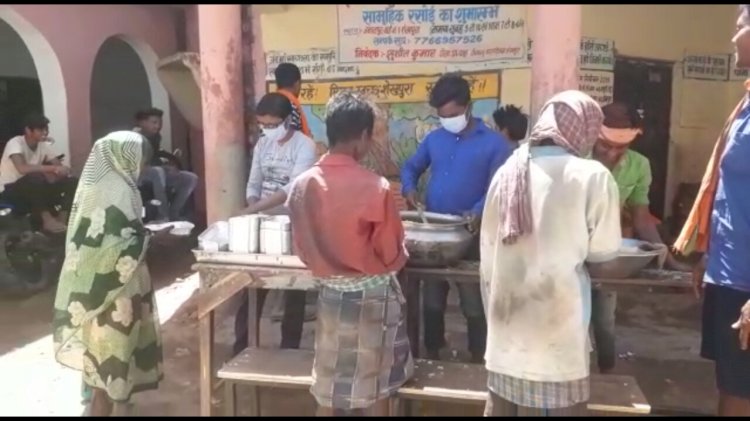 महादलित टोले के गरीब असहाय मजदूरों तक भोजन पहुँचा रहा दिन बंधु फाउंडेशन