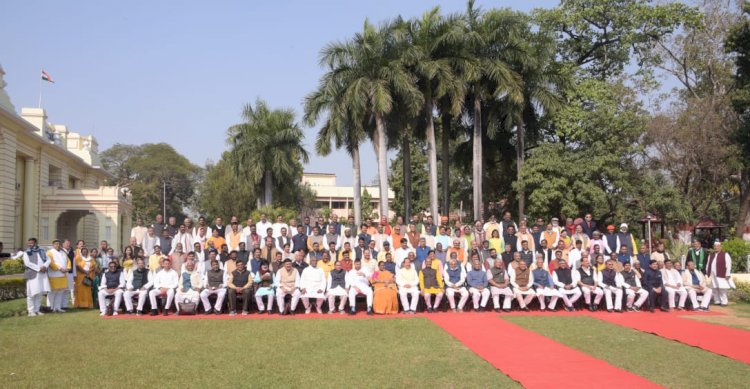 मुख्यमंत्री नीतीश कुमार ने बिहार विधानमंडल के विस्तारित भवन स्थित सेंट्रल हॉल में विधानमंडल सदस्यों लिए आयोजित प्रबोधन कार्यक्रम को संबोधित किया।