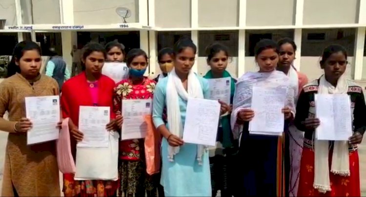 मैट्रिक परीक्षा दे रहे 18 छात्राओं ने गार्डिंग कर रहे शिक्षिका की डीएम से की शिकायत