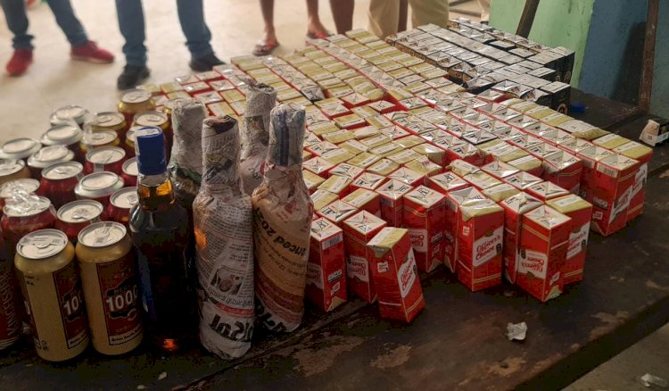 भारी मात्रा में विभिन्न ब्रांडों की विदेशी शराब और बियर के साथ एक तस्कर गिरफ्तार