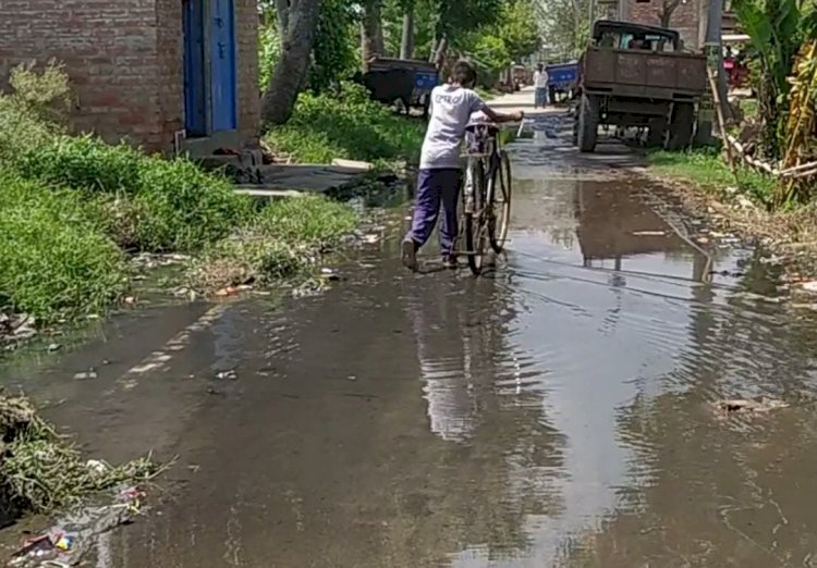 परेशानी-सड़क पर बिखरा नाले का पानी ग्रामीणों के लिए बना परेशानी का सबब