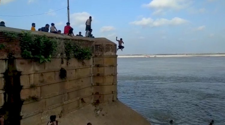 40 फिट ऊंची दीवार से-छपाक--प्रसिद्ध उमानाथ मंदिर के निकट स्थानीय युवा दिखा रहे जानलेवा स्टंट