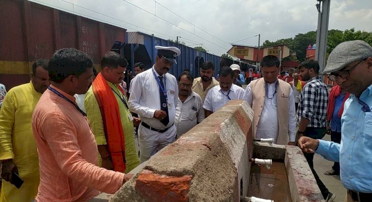 एडीआरएम ने किया बाढ़ स्टेशन पर यात्री सुविधाओं का निरीक्षण