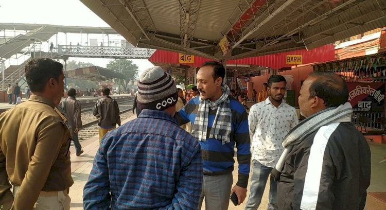 ट्रेन में महिला के पर्स से लाखों की चोरी,चोर को पकड़ कर देने के बाद भी रेल पुलिस ने नहीं की कार्रवाई