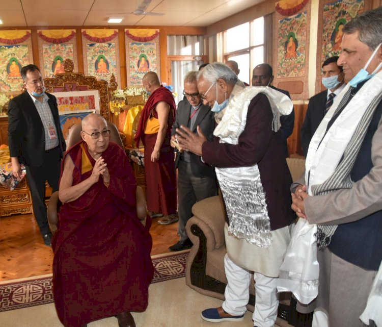 मुख्यमंत्री ने बोधगया में बौद्ध धर्म गुरु परम पावन दलाई लामा जी से मुलाकात की