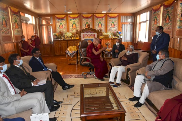 मुख्यमंत्री ने बोधगया में बौद्ध धर्म गुरु परम पावन दलाई लामा जी से मुलाकात की