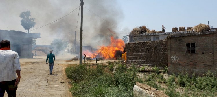 मशरक के कवलपुरा के यादव टोला में लगी भीषण आग,30 घर जले,अक्रोषित ग्रामीणों ने किया सड़क जाम