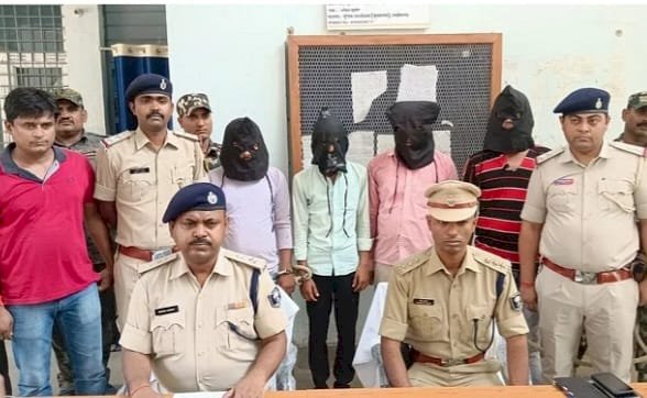 लखीसराय पुलिस ने साइबर फ्रॉड गिरोह के 5 लोगों को किया गिरफ्तार