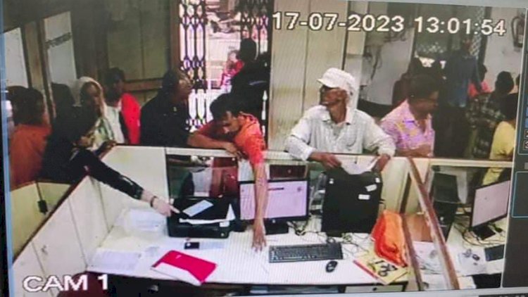 बैंक में पैसे जमा करने गई युवती के बैग से चुराया 50 हजार रुपए, प्राथमिकी दर्ज