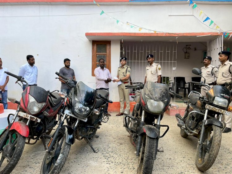 ऑपरेशन मुस्कान के तहत एएसपी शुभम आर्य ने पुलिस द्वारा बरामद चार बाइक वाहन मालिको को सौंपा