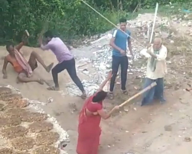 भूमि विवाद में जमकर लाठी बाजी,दो महिला और एक युवक को बेरहमी से पीटते वीडियो हुआ वायरल....