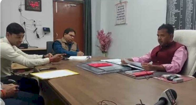 एसडीओ कुन्दन कुमार ने मतदाता सूची को बेहतर तरीके से अपडेट करने के लिए की अधिकारियों के साथ बैठक
