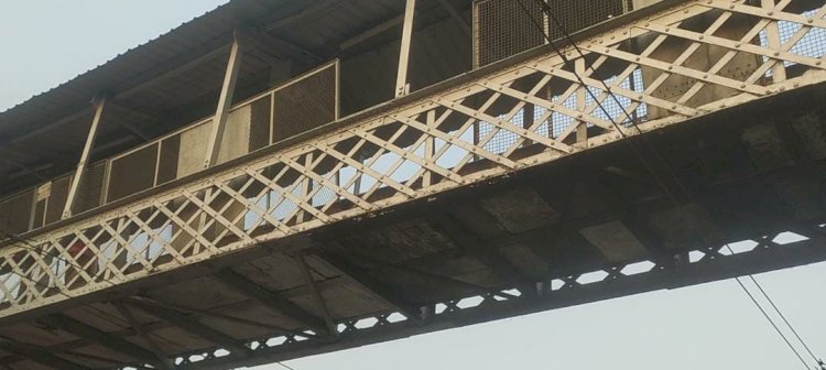 रेलवे स्टेशन पर बना ऊपरी पैदल पुल काफी पुराना होने के कारण हुआ जर्जर,कभी भी हो सकता है हादसा