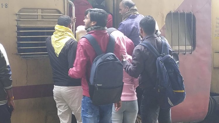 मोबाइल चोरी करना पड़ा महंगा,भागने के प्रयास में यात्रियों ने पकड़ कर की जमकर धुनाई