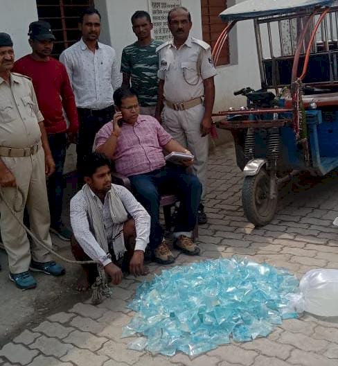 उत्पाद पुलिस ने ई-रिक्शा जब्त करते हुए 62 लीटर देसी शराब के साथ एक युवक को किया गिरफ्तार