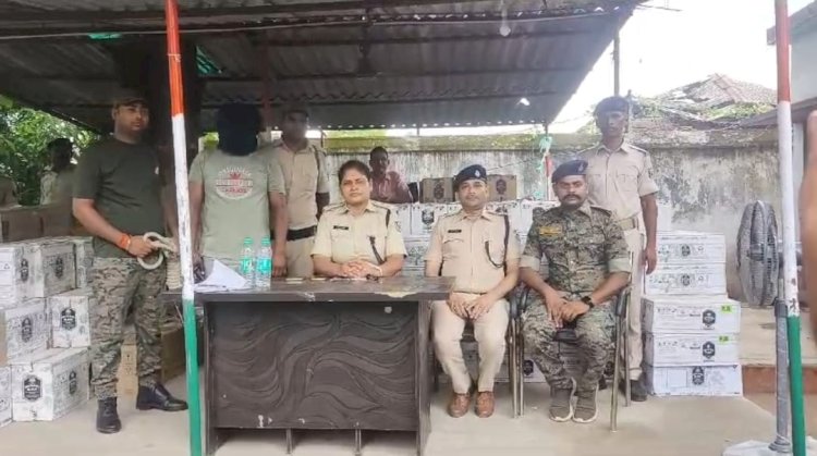 ट्रक में भूसा की बोरी के अंदर छुपा कर ले जायी जा रही 3697 लीटर अंग्रेजी शराब जप्त।