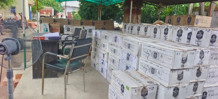 ट्रक में भूसा की बोरी के अंदर छुपा कर ले जायी जा रही 3697 लीटर अंग्रेजी शराब जप्त।