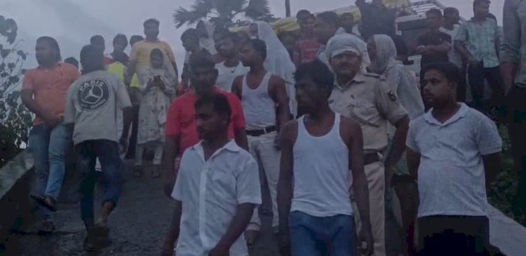 नदी में स्नान करने के दौरान रिल्स बनाने के चक्कर में एक एक कर तीन दोस्त डूबे,मचा कोहराम ।