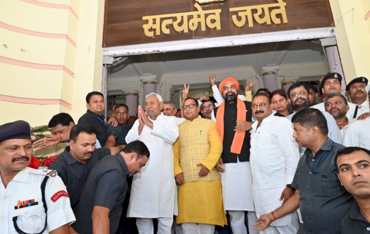 बिहार विधान परिषद् के उप निर्वाचन के लिए एन०डी०ए० के जदयू प्रत्याशी श्री भगवान सिंह कुशवाहा के नामांकन में शामिल हुए मुख्यमंत्री।