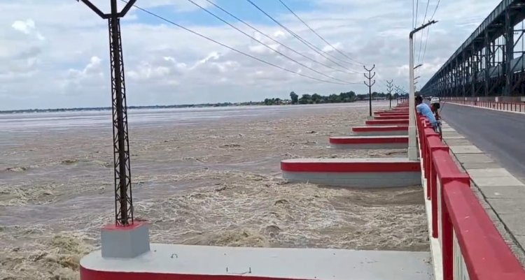 तटबंध के स्टर्ड और स्पर पर बढ़ते जलस्तर के दबाब के कारण पहली बार खोले गए कोशी बराज के 35 फाटक