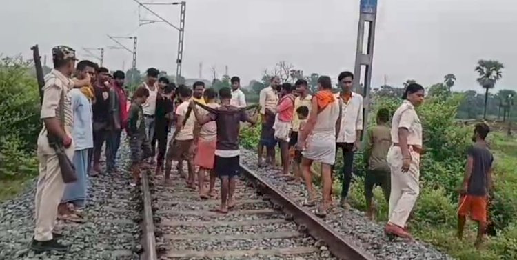 रेलवे ट्रैक के बगल में अज्ञात युवक का शव मिलने से इलाके में फैली सनसनी।