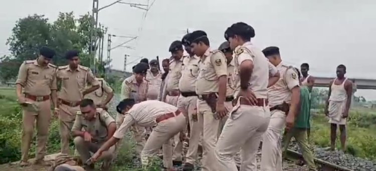 रेलवे ट्रैक के बगल में अज्ञात युवक का शव मिलने से इलाके में फैली सनसनी।