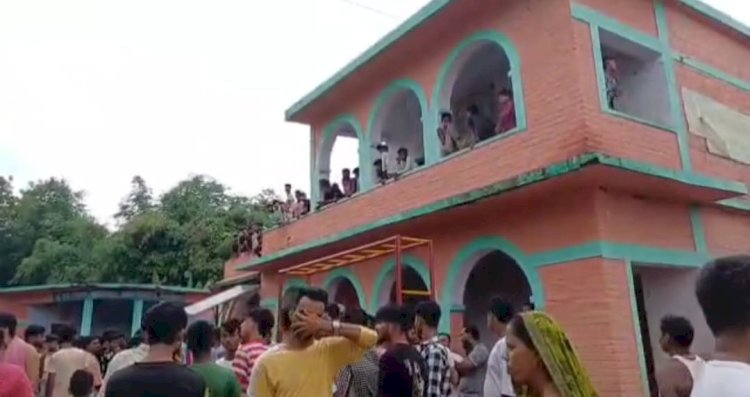 शिक्षक पर छात्रा ने लगाया छेड़खानी का आरोप,उग्र हुए ग्रामीण,पुलिस ने शिक्षक को हिरासत में लिया ।